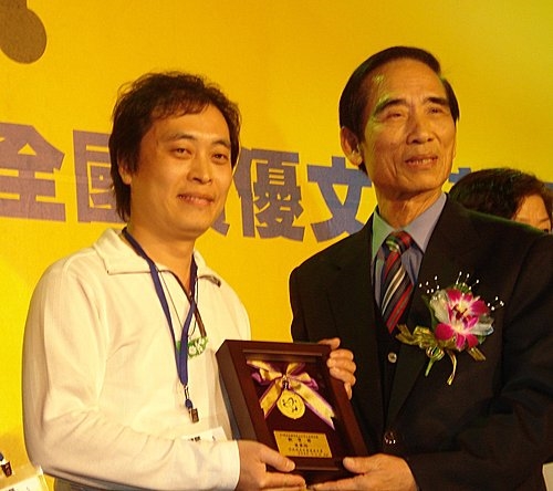 新竹市文化局義工服務隊林陳煙接受銅質獎表揚